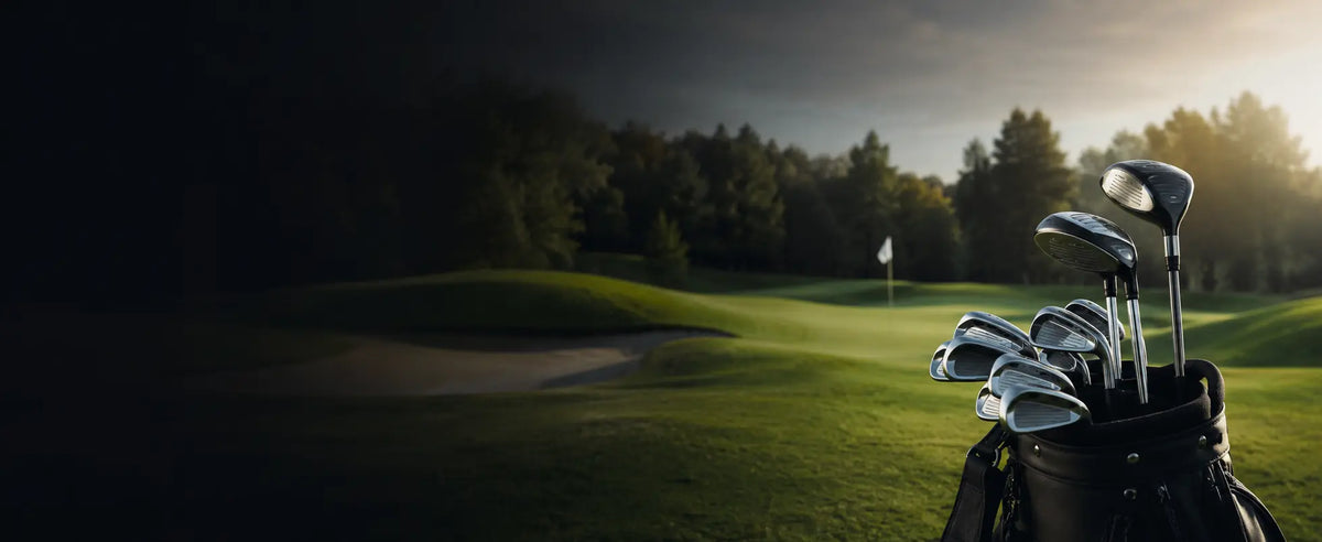 Golfspelare med golfbag på en mörk golfbana.