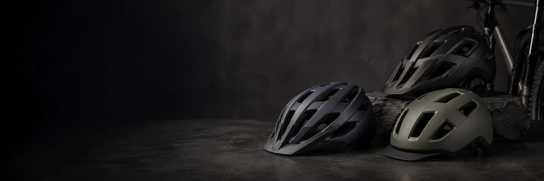 Mörk cykelhjälm placerad på ett cykelstyre