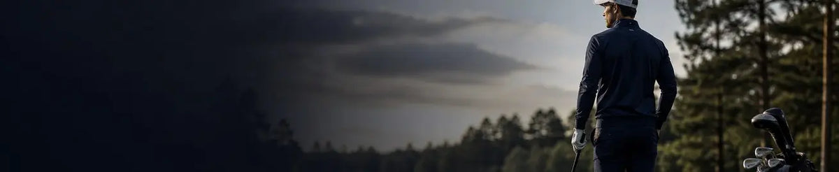 Golfare i mörka golfkläder på golfbana
