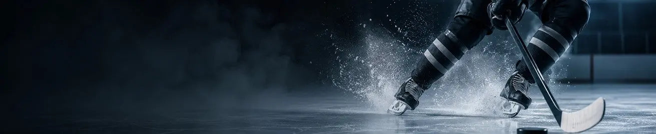 Hockeyspelare i mörk ishall med klubba på isen