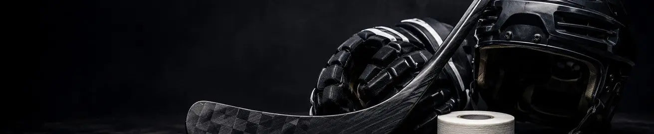 Hockeytillbehör med tejp, puckar och skridskoskydd på is