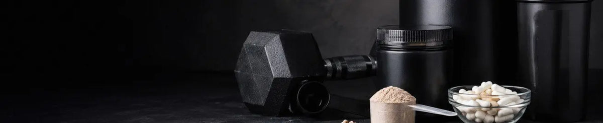 Sportnäring med energiprodukter och sportdryck i mörk träningsmiljö