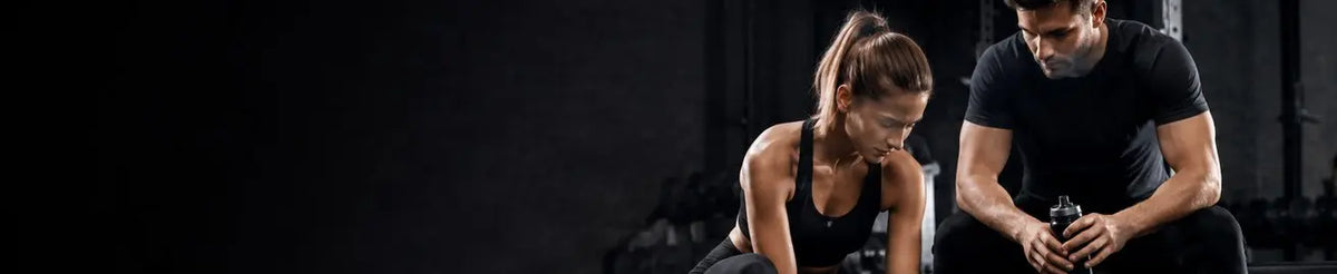 Träningskläder på atlet under styrketräning i mörkt gym