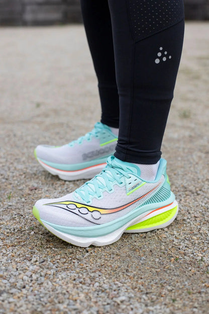 063624_0195021625186_SAUCONY_V26_D1_3bb73a46dd